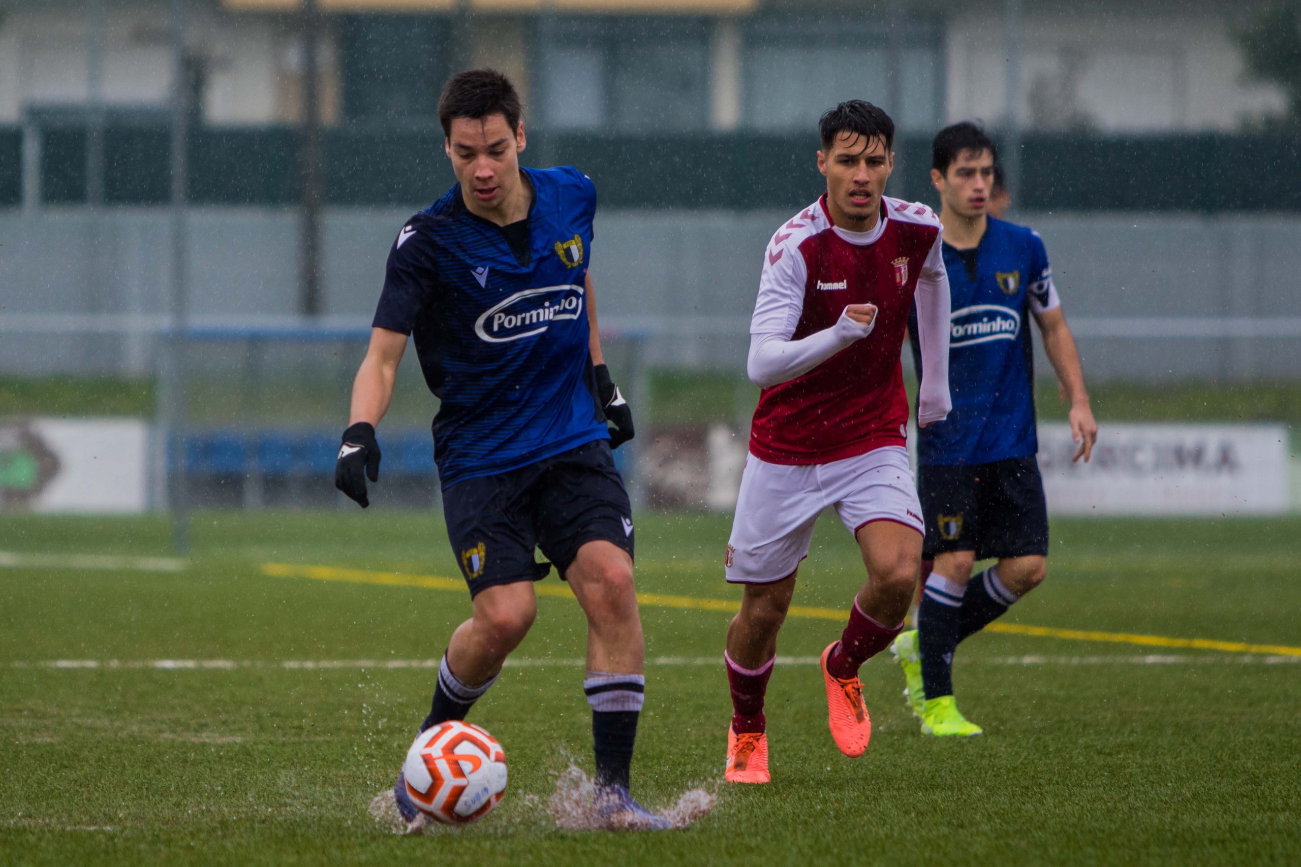 Num torneio de futebol em que cada vitória vale 3 pontos, cada empate vale 1  ponto e as derrotas não 