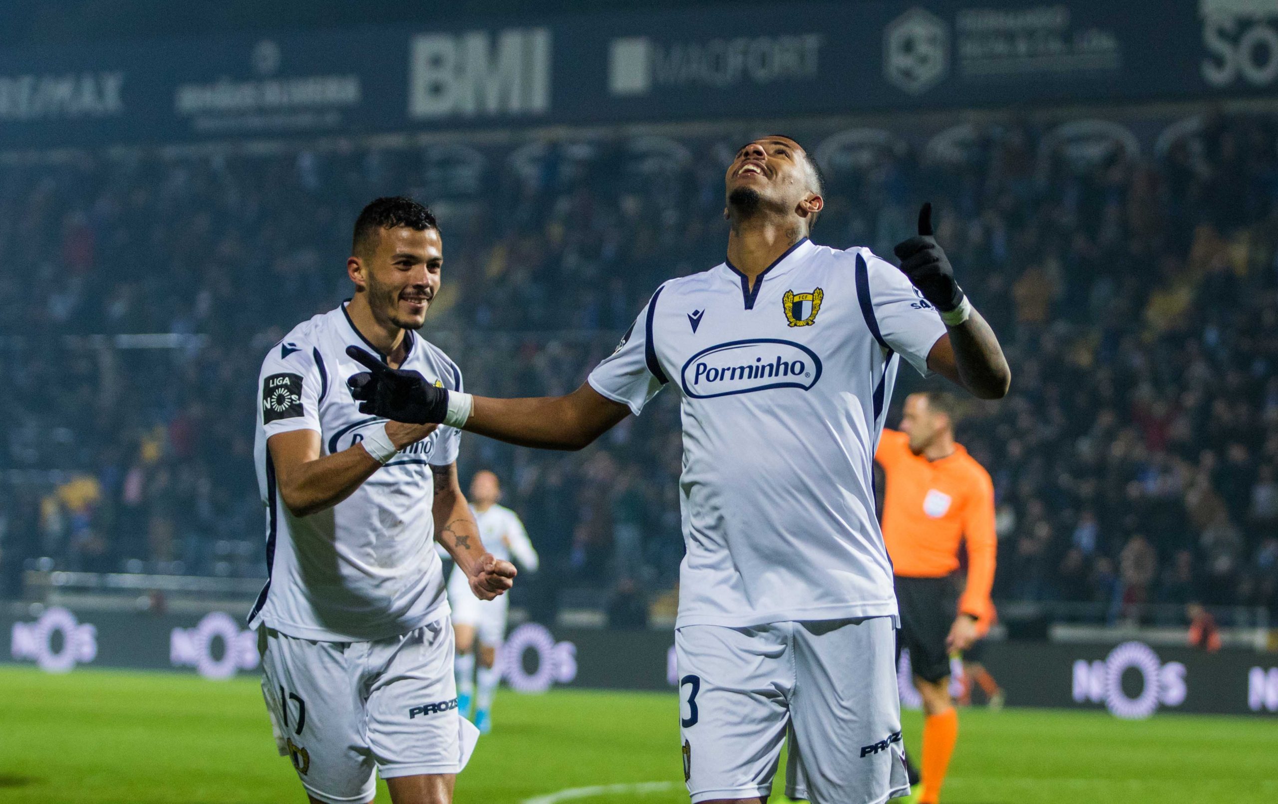 Pés De Jogadores De Futebol Antes De Iniciar Uma Partida Imagem de