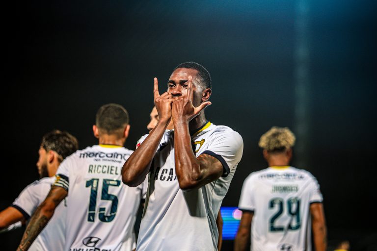 50 jogos de Riccieli pelo Vila Nova - FC Famalicão