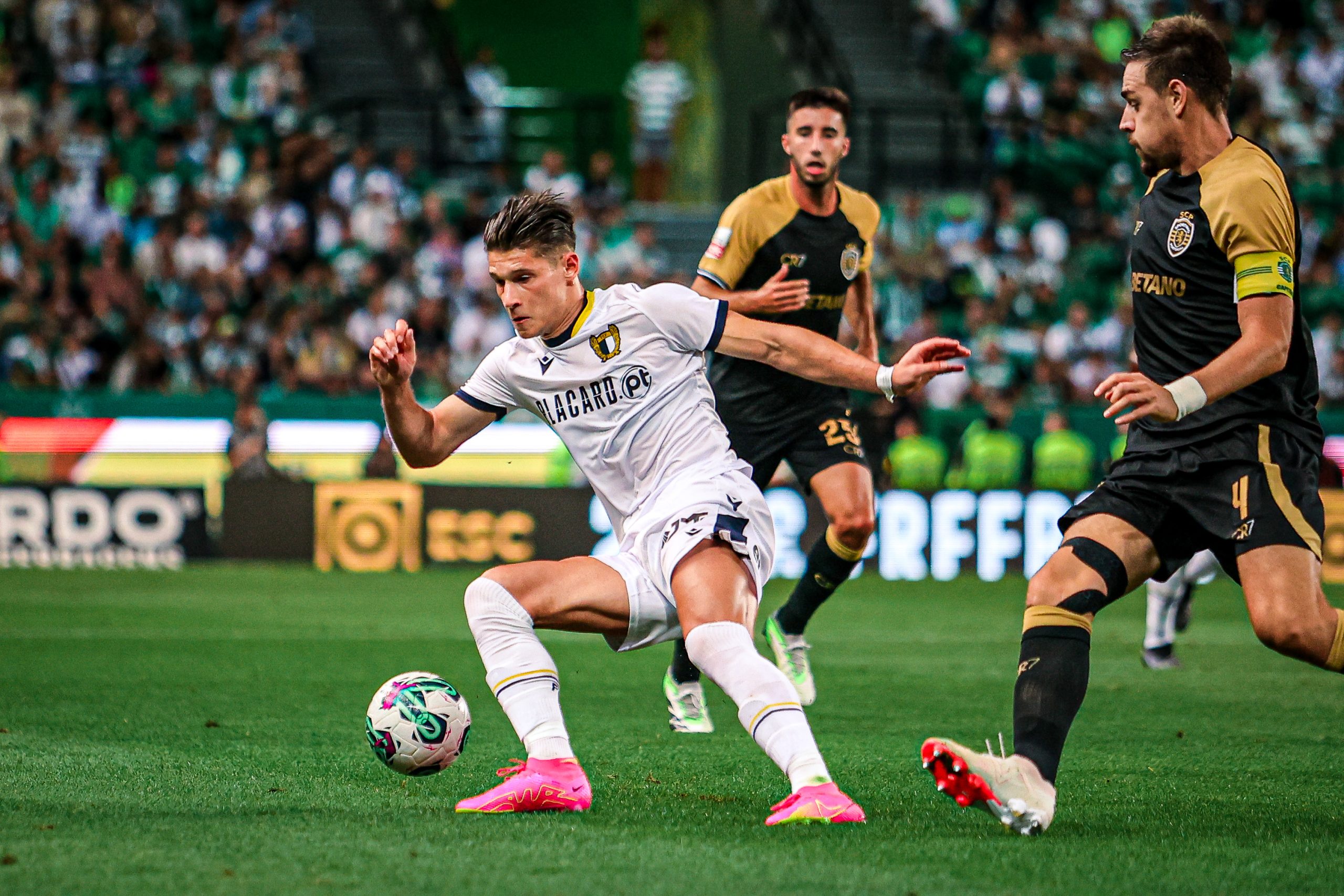 Portimonense reduzido a 10 segura empate perante Famalicão superior